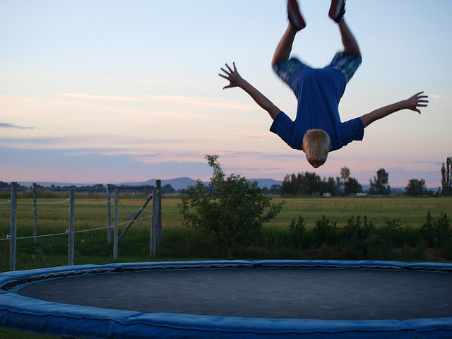 chlapec na trampolíně